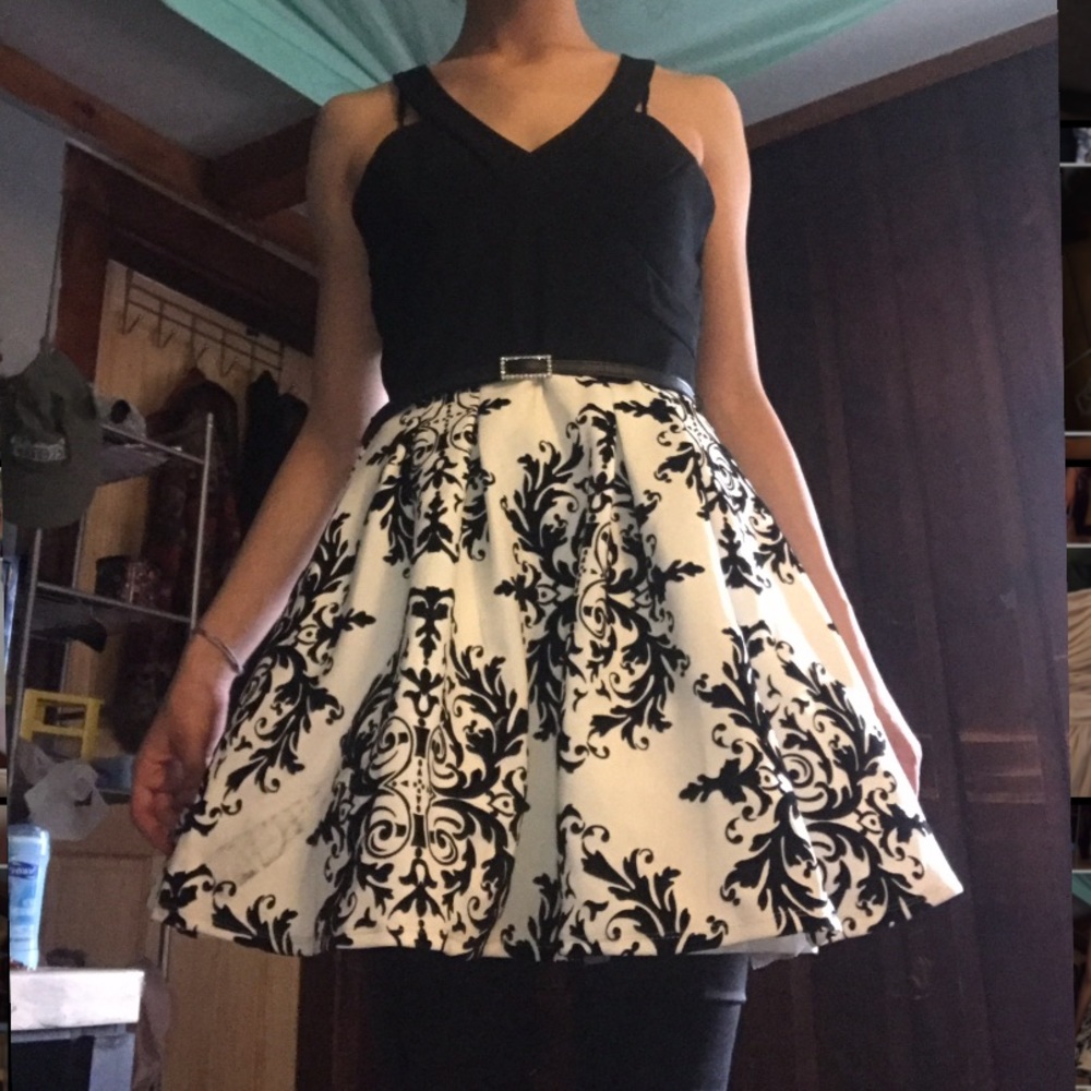 Black and white patterned dress with belt, size 9